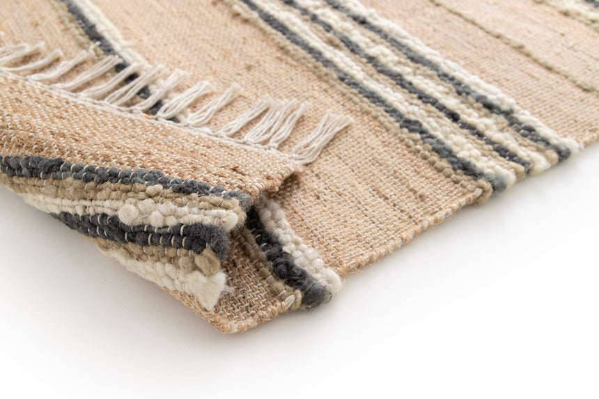 Tapis rayé fait main en matières naturelles RAJ - AFKliving