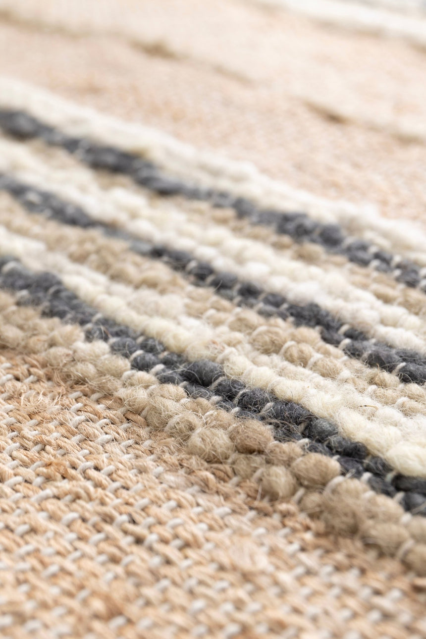 Tapis rayé fait main en matières naturelles RAJ - AFKliving