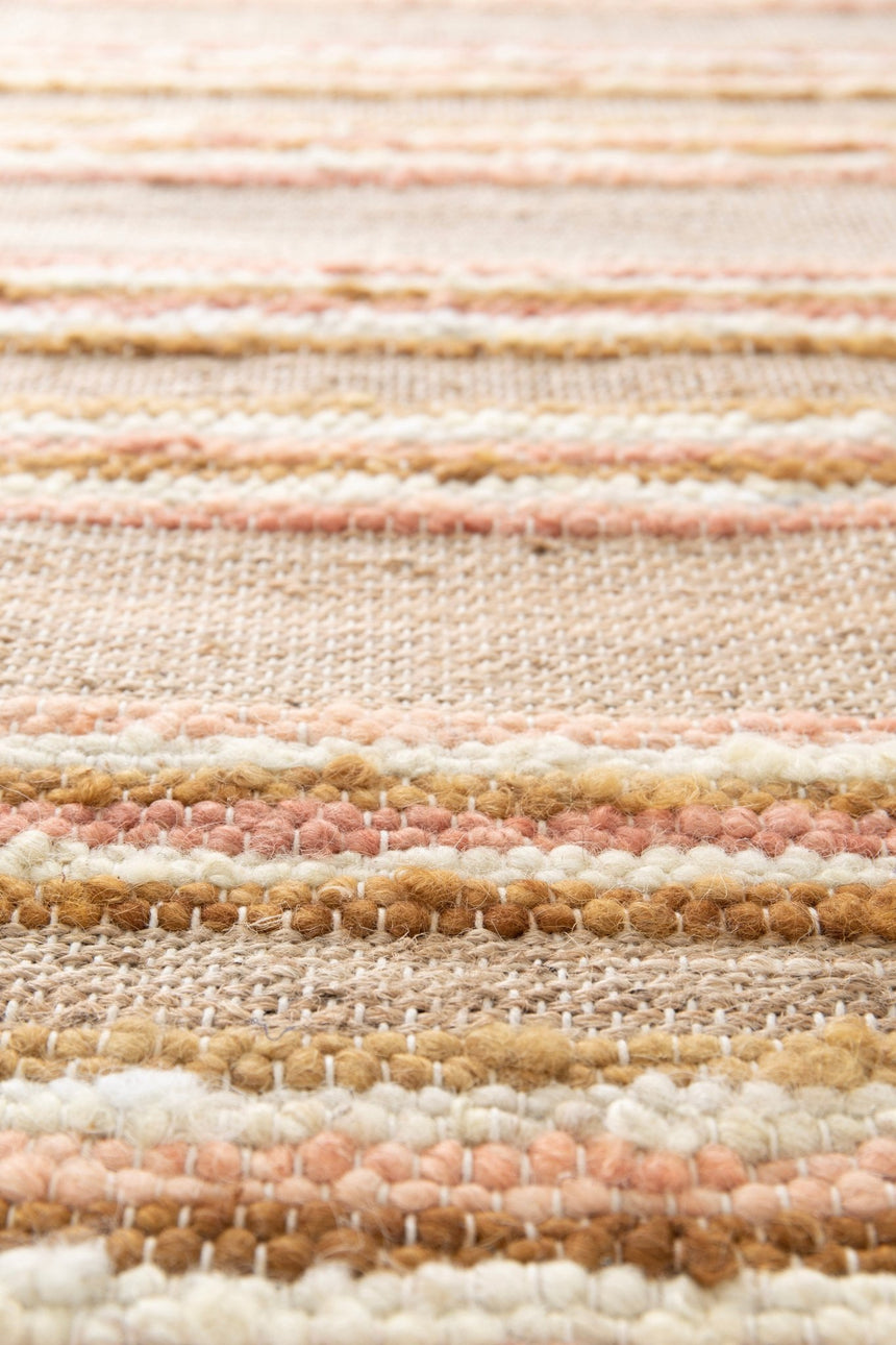 Tapis rayé fait main en matières naturelles RAJ - AFKliving