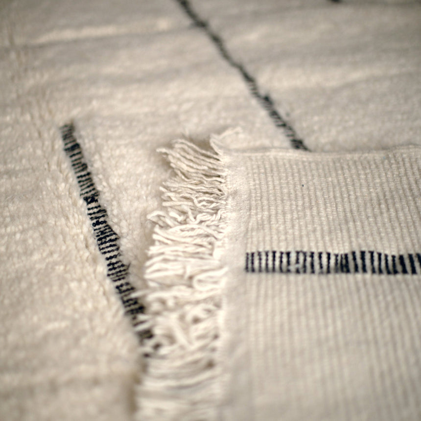 Tapis berbere authentique marocain laine noir blanc Elbadi - AFKliving