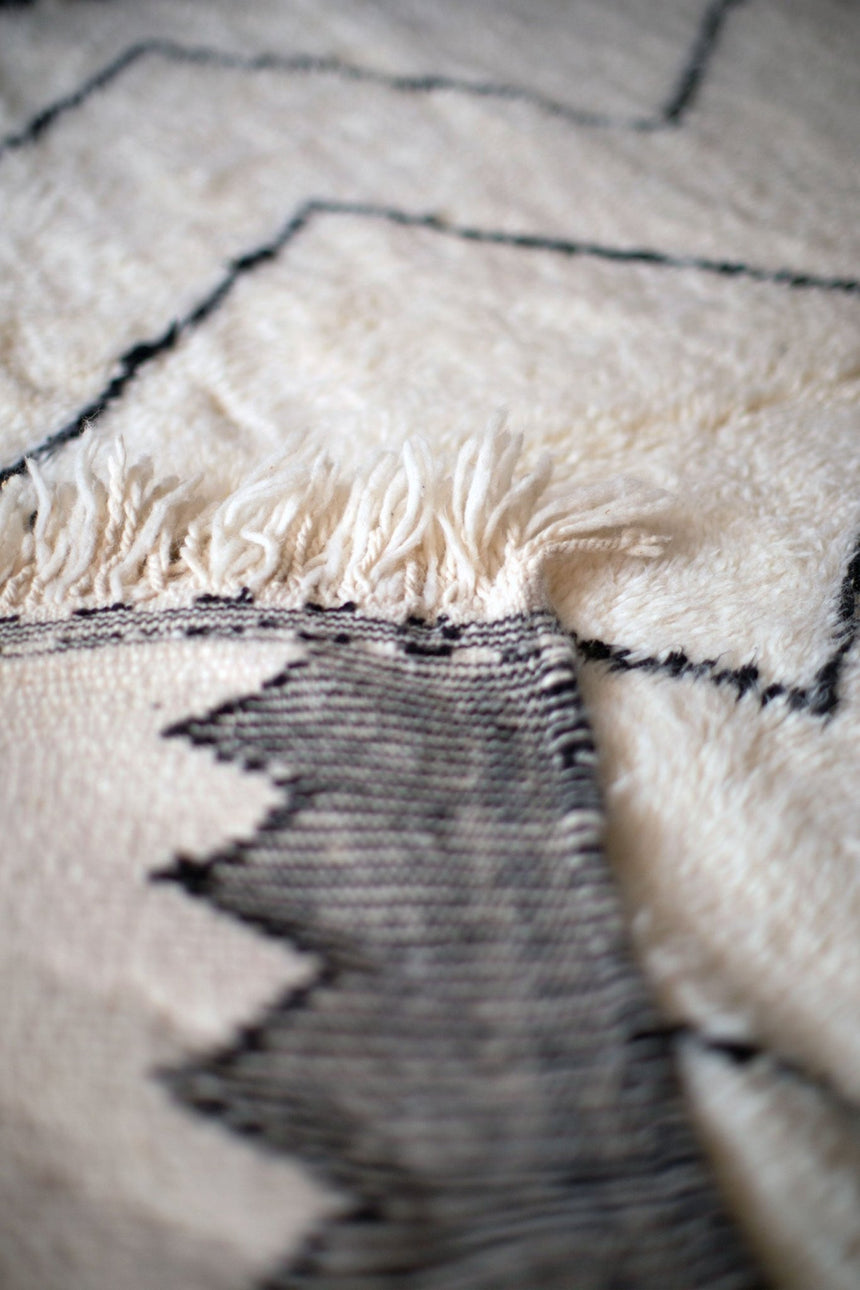 Tapis berbere authentique marocain laine noir blanc Riad - AFKliving