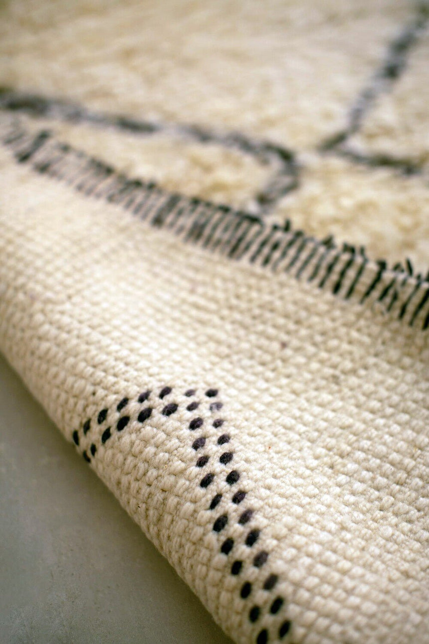 Tapis berbere authentique marocain laine noir blanc Semmarine - AFKliving