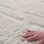 Tapis doux à relief sculptural en polyester recyclé MURMURE