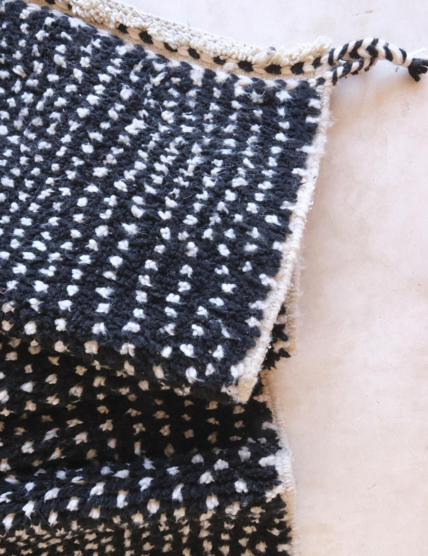 Tapis berbère contemporain à pois en laine 225 x 304 cm - AFKliving