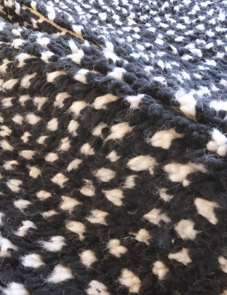 Tapis berbère contemporain à pois en laine 225 x 304 cm - AFKliving