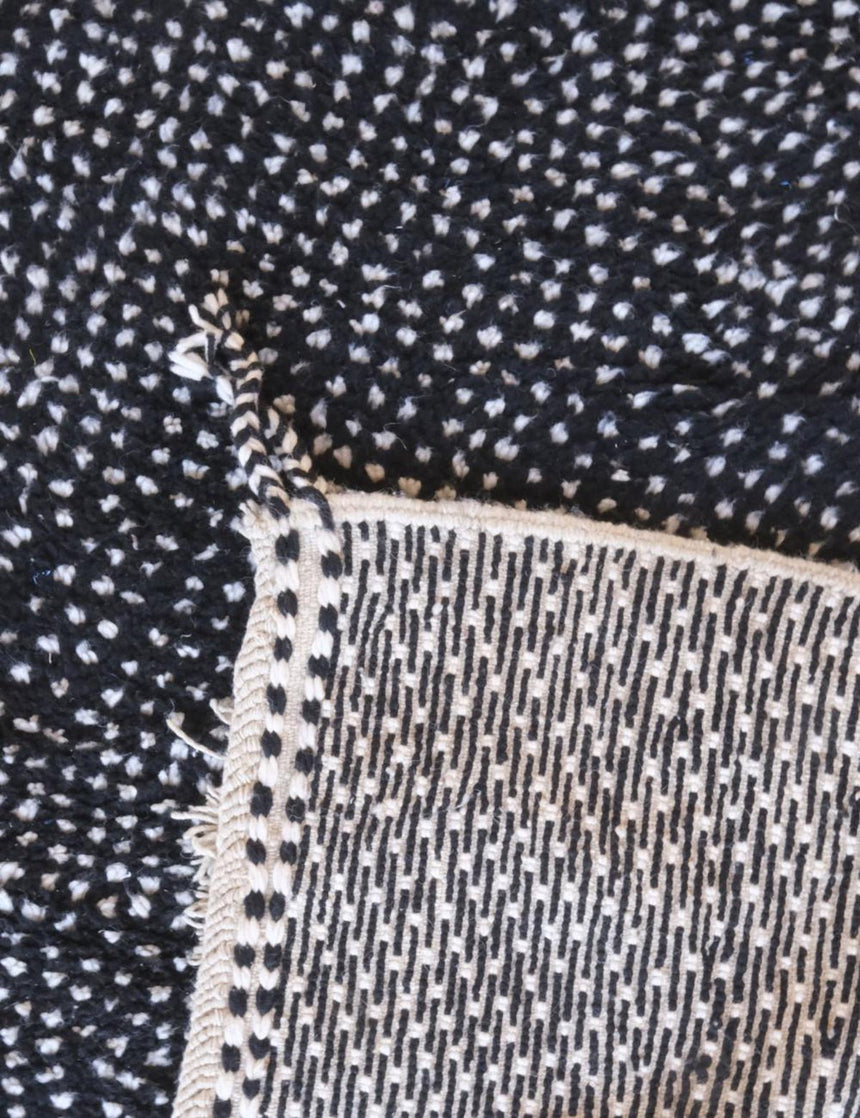 Tapis berbère contemporain à pois en laine 225 x 304 cm - AFKliving