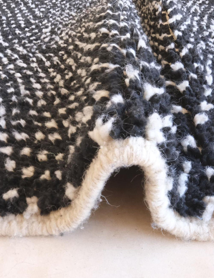 Tapis berbère contemporain à pois en laine 225 x 304 cm - AFKliving