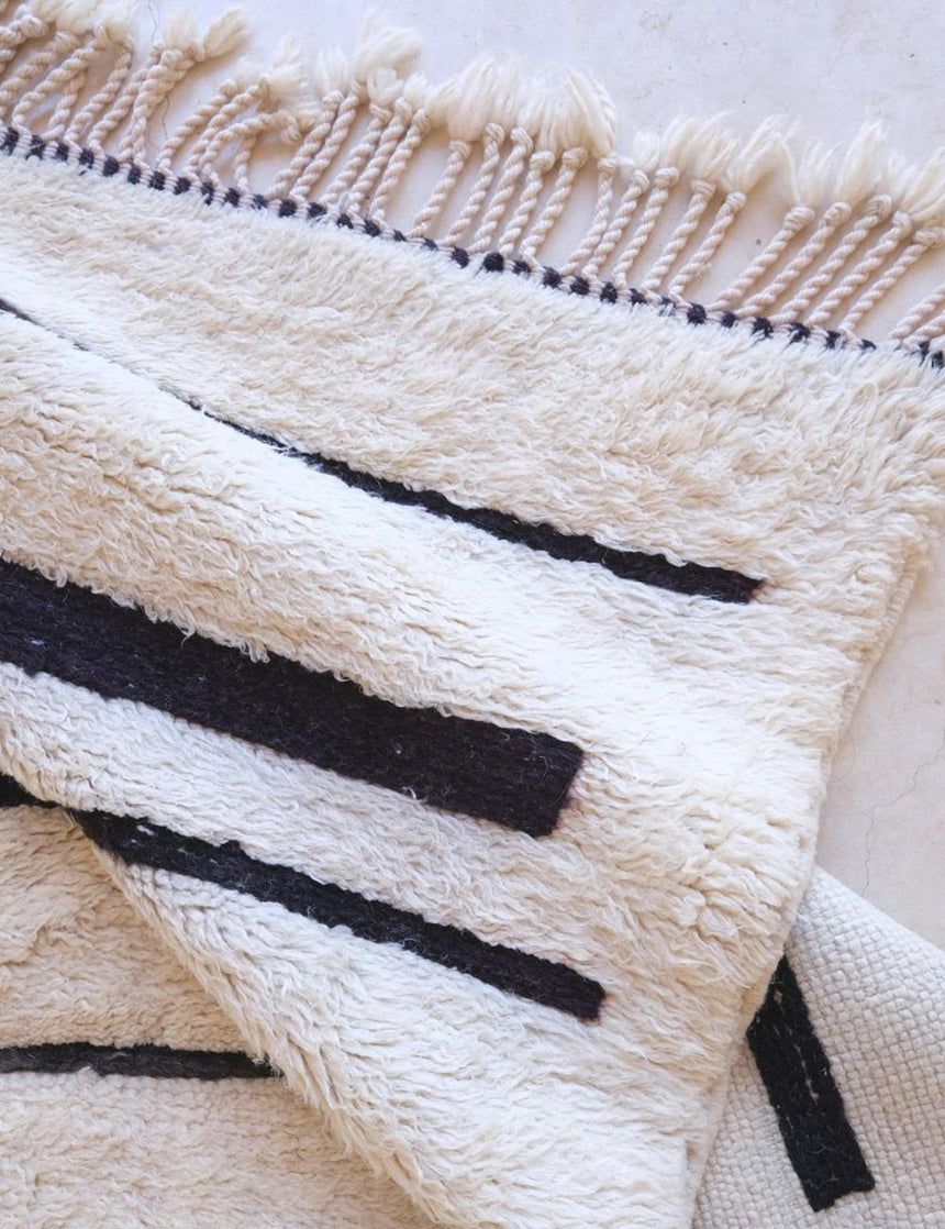 Tapis berbère contemporain aux lignes graphiques en laine 234 x 330 cm - AFKliving