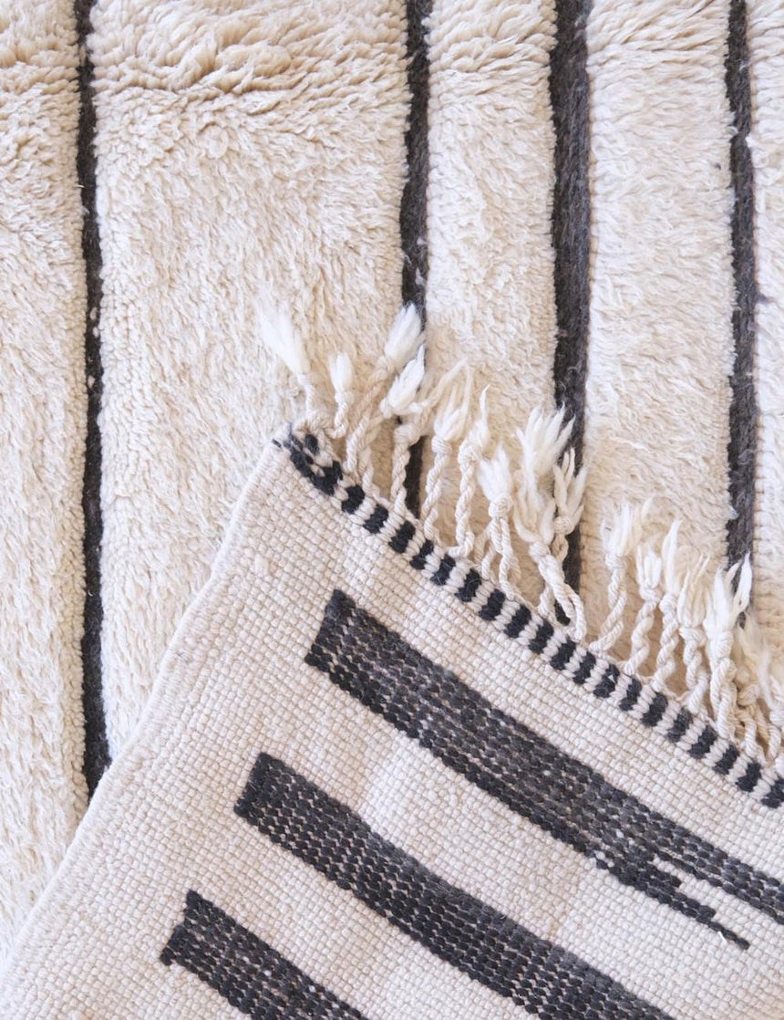 Tapis berbère contemporain aux lignes graphiques en laine 234 x 330 cm - AFKliving