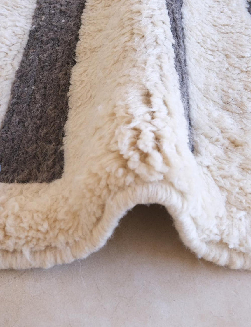 Tapis berbère contemporain aux lignes graphiques en laine 234 x 330 cm - AFKliving