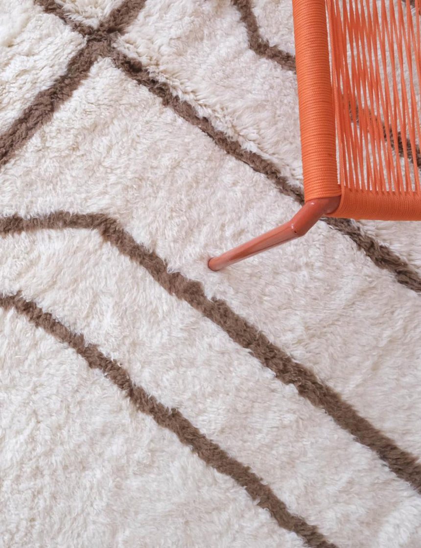 Tapis berbère décoratif aux lignes graphiques en laine 245 x 352 cm - AFKliving