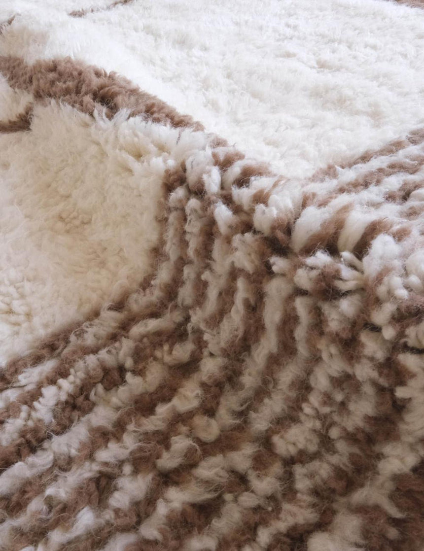 Tapis berbère décoratif aux lignes graphiques en laine 245 x 352 cm - AFKliving