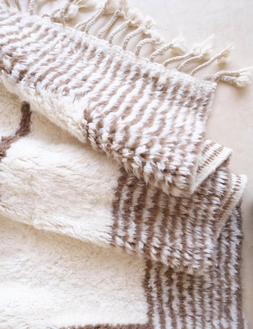 Tapis berbère décoratif aux lignes graphiques en laine 245 x 352 cm - AFKliving