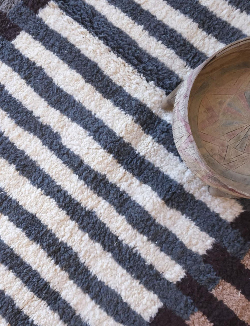 Tapis berbère graphique et raffiné noué main en laine 253 x 300 cm - AFKliving