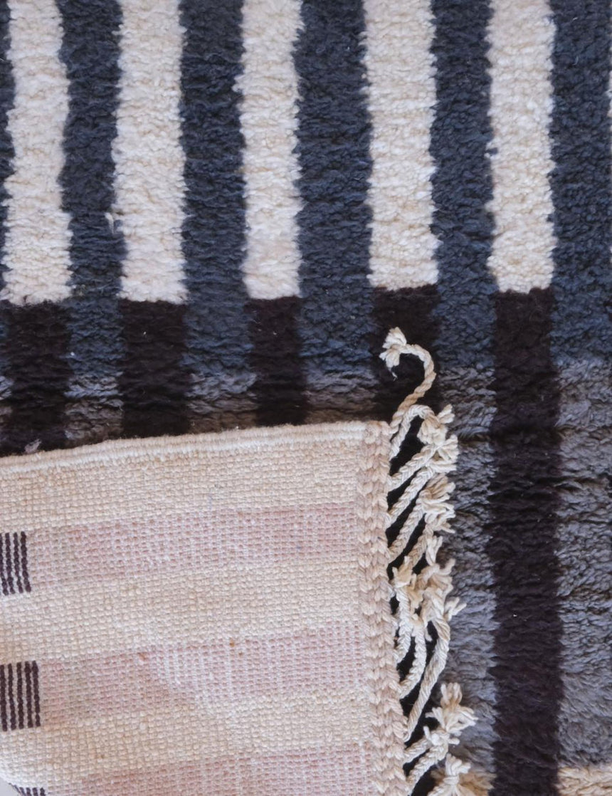 Tapis berbère graphique et raffiné noué main en laine 253 x 300 cm - AFKliving