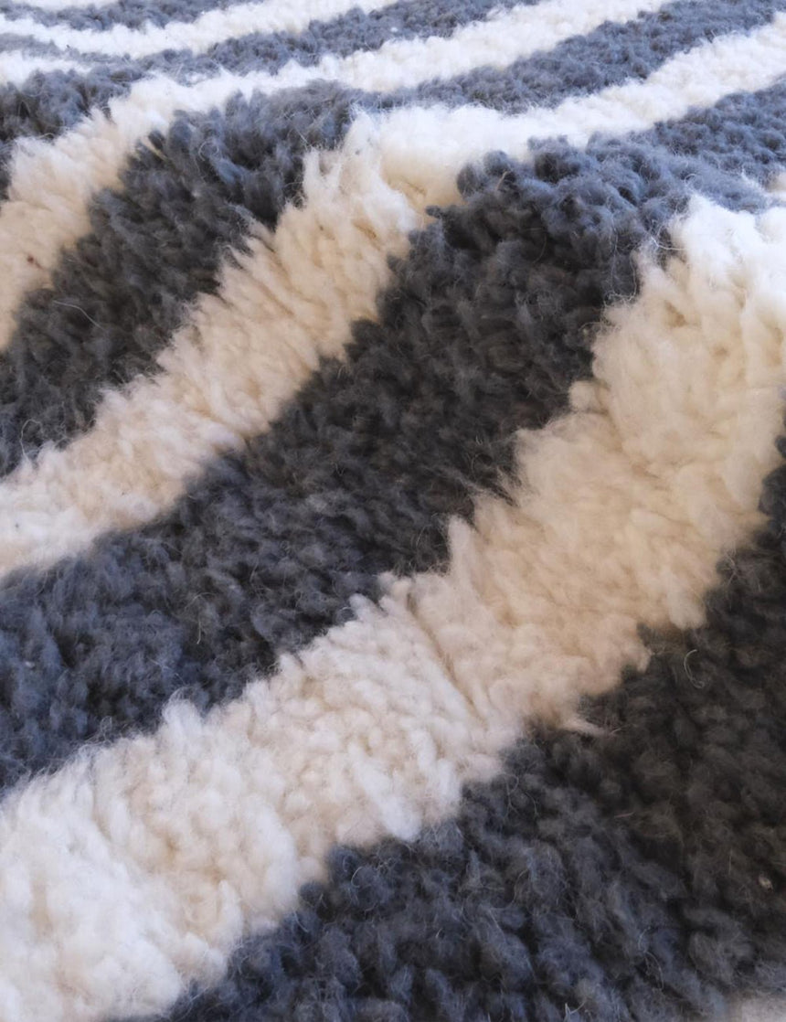 Tapis berbère graphique et raffiné noué main en laine 253 x 300 cm - AFKliving