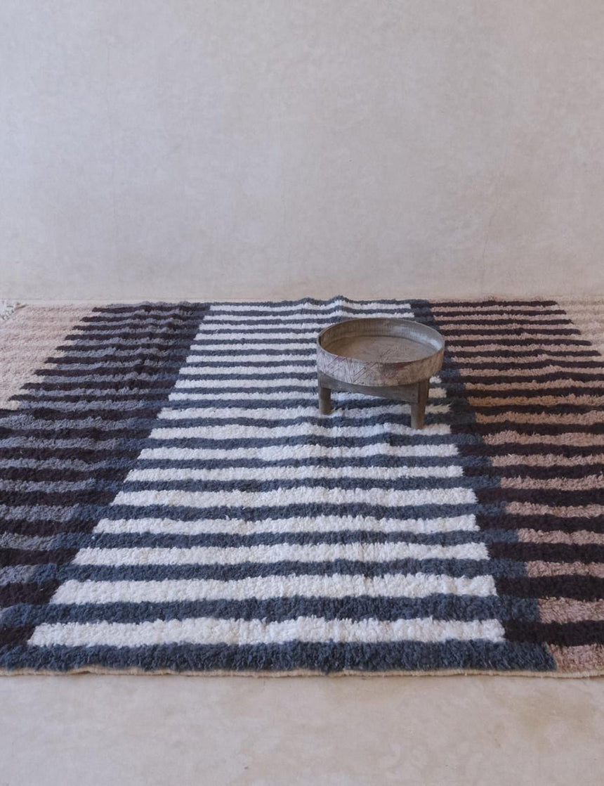 Tapis berbère graphique et raffiné noué main en laine 253 x 300 cm - AFKliving