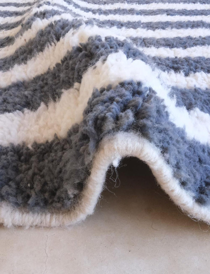 Tapis berbère graphique et raffiné noué main en laine 253 x 300 cm - AFKliving