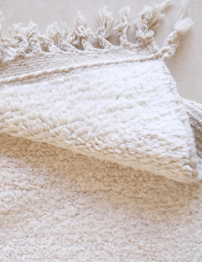 Tapis berbère sobre et raffiné noué main en laine 161 x 240 cm - AFKliving