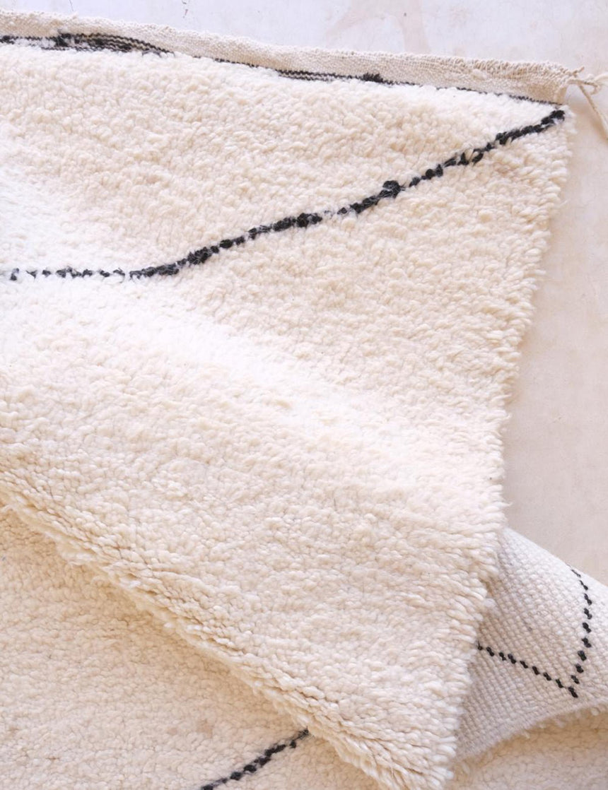 Tapis berbère sobre et raffiné noué main en laine 250 x 363 cm - AFKliving